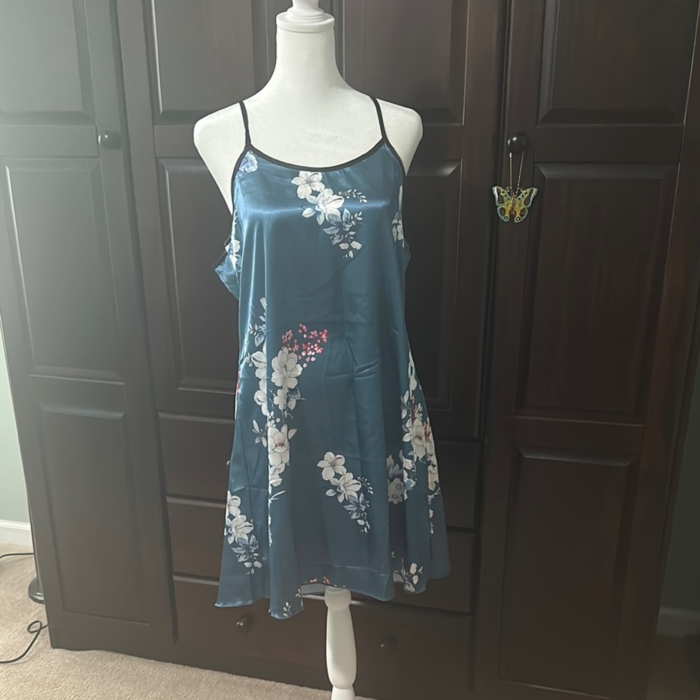 Source Unknown Blue and White Floral Chemise